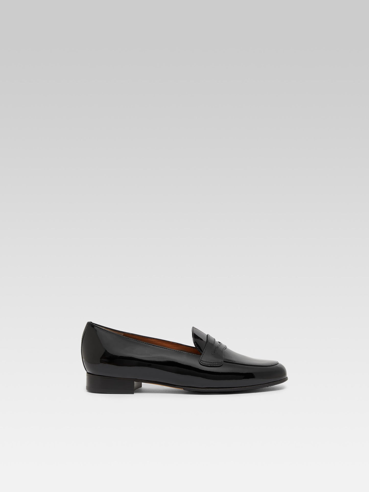 2100 - Black patent leather moccasins