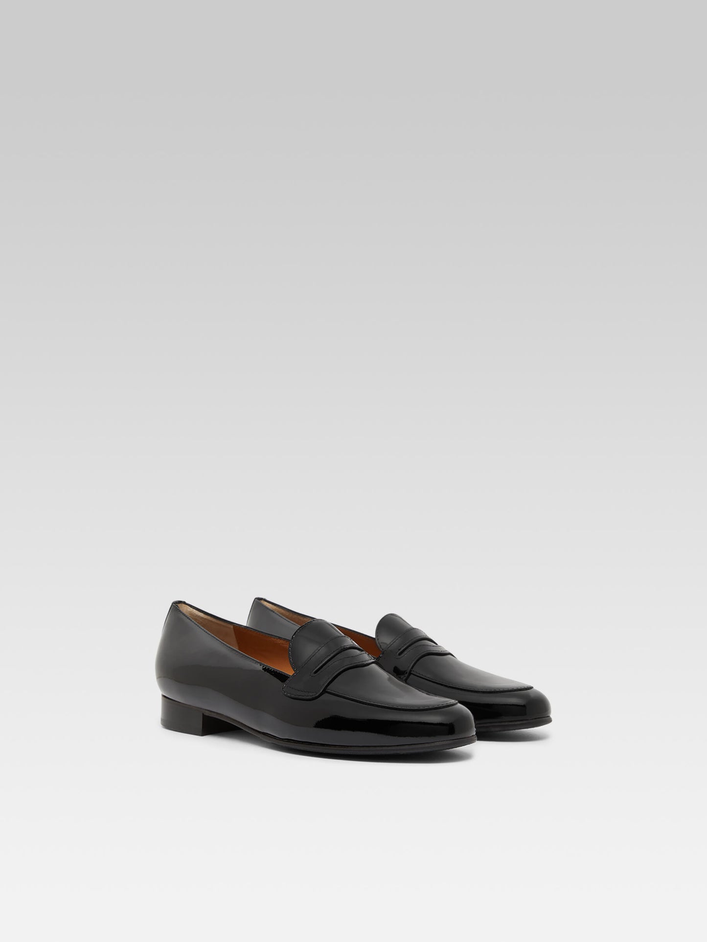 2100 - Black patent leather moccasins