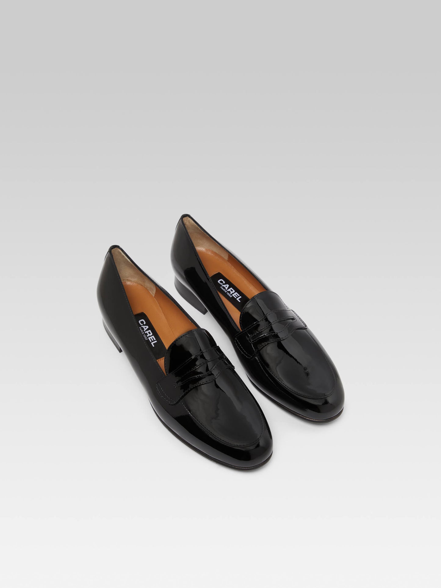 2100 - Black patent leather moccasins