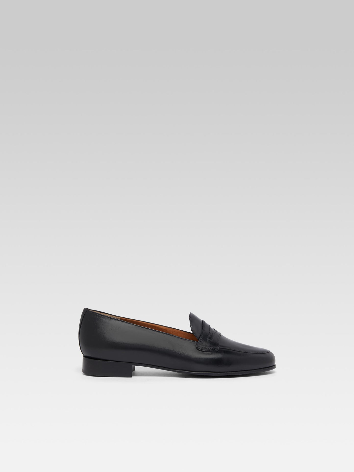 2100 - Black leather loafers