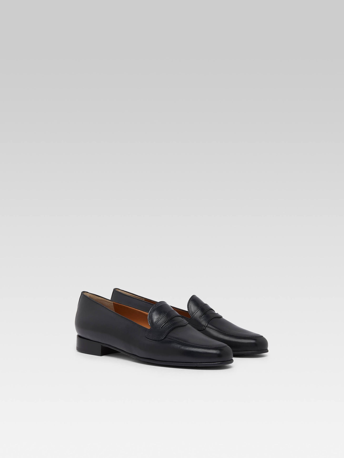 2100 - Black leather loafers