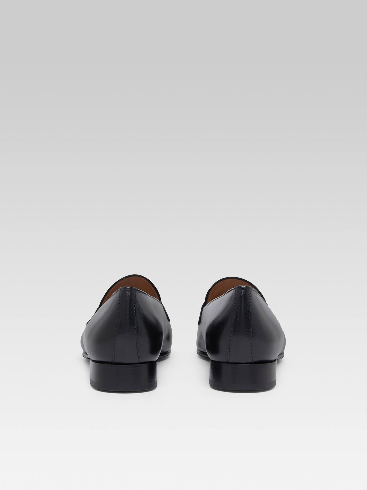 2100 - Black leather loafers