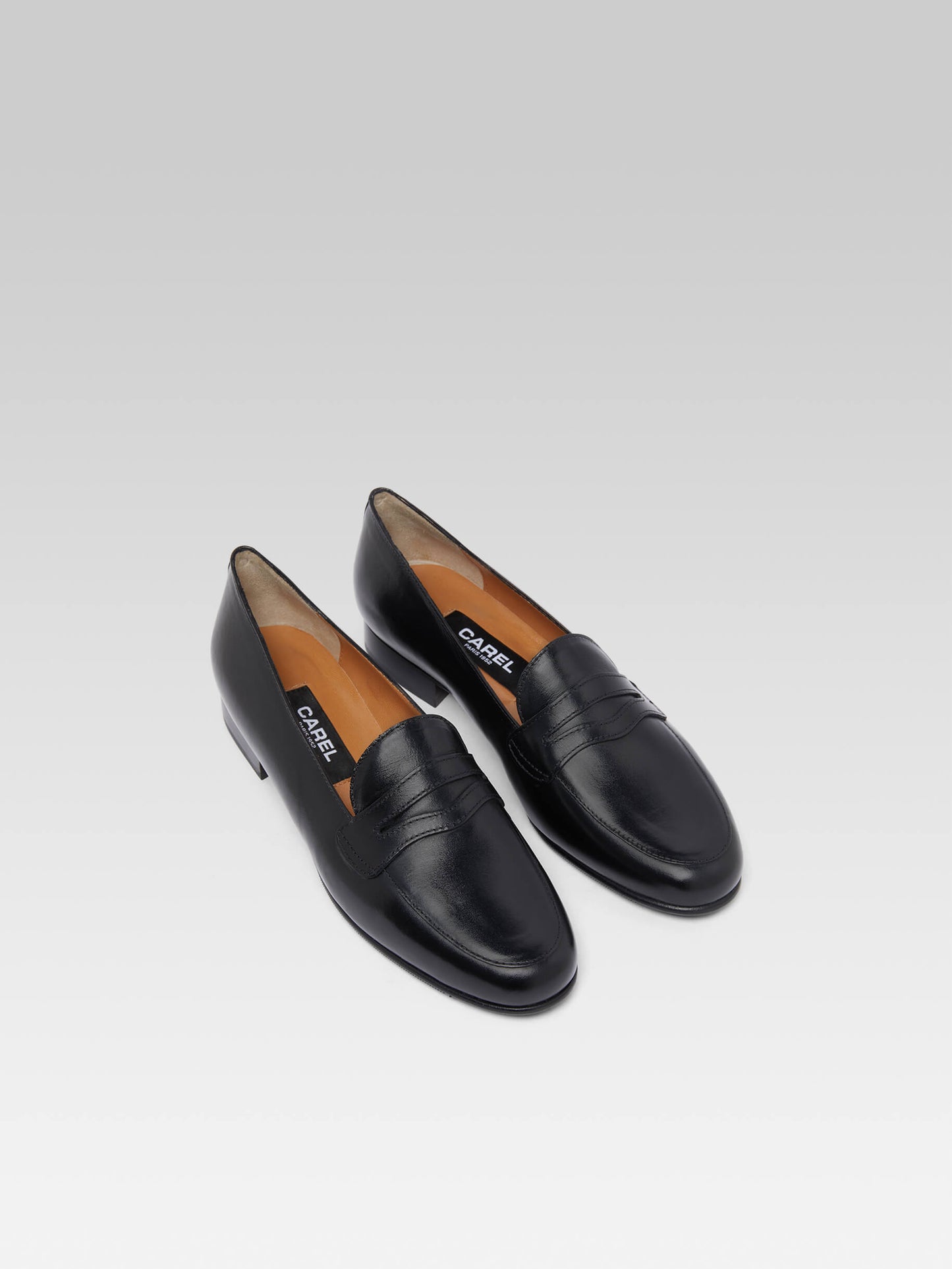 2100 - Black leather loafers