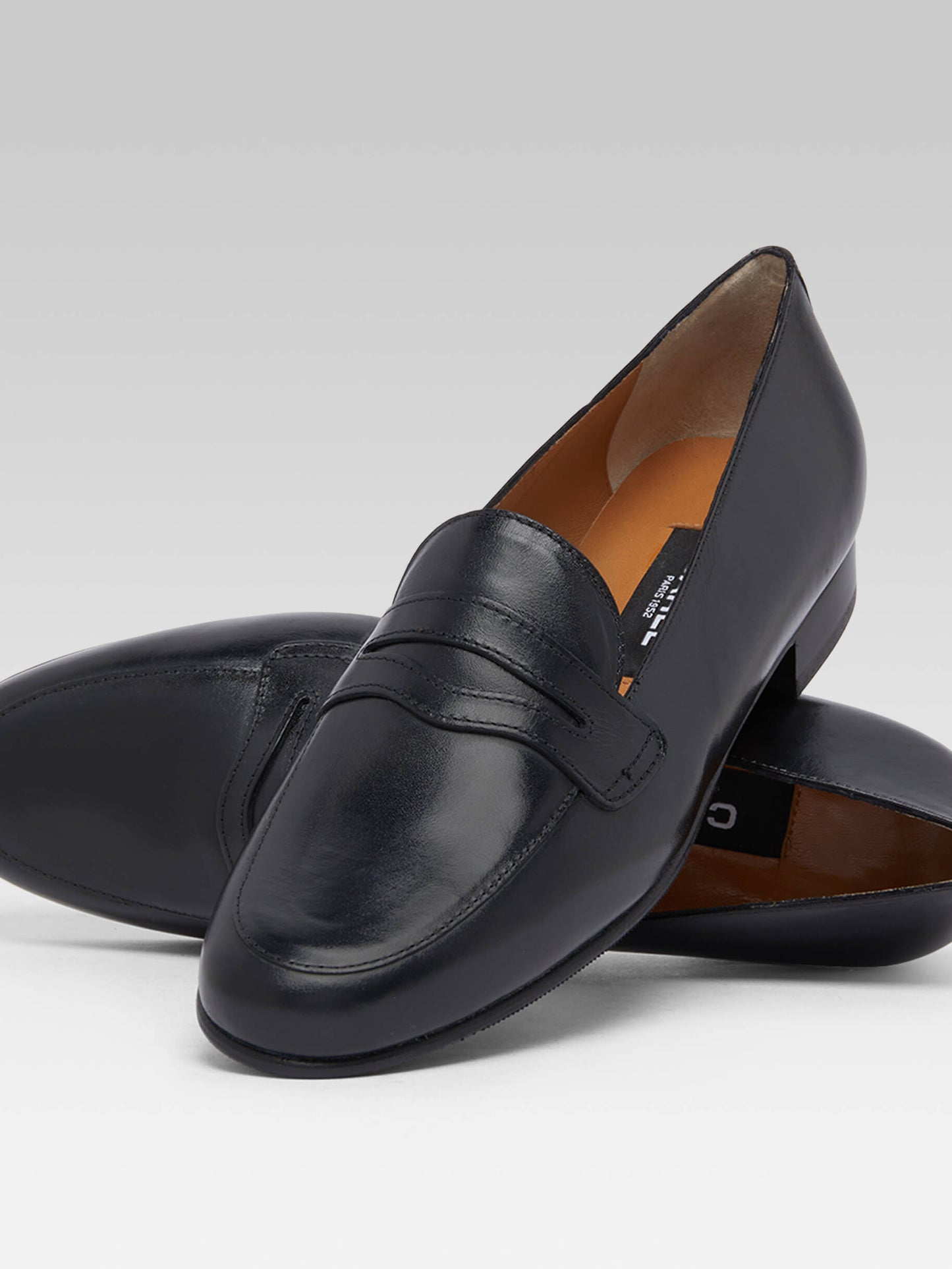 2100 - Black leather loafers