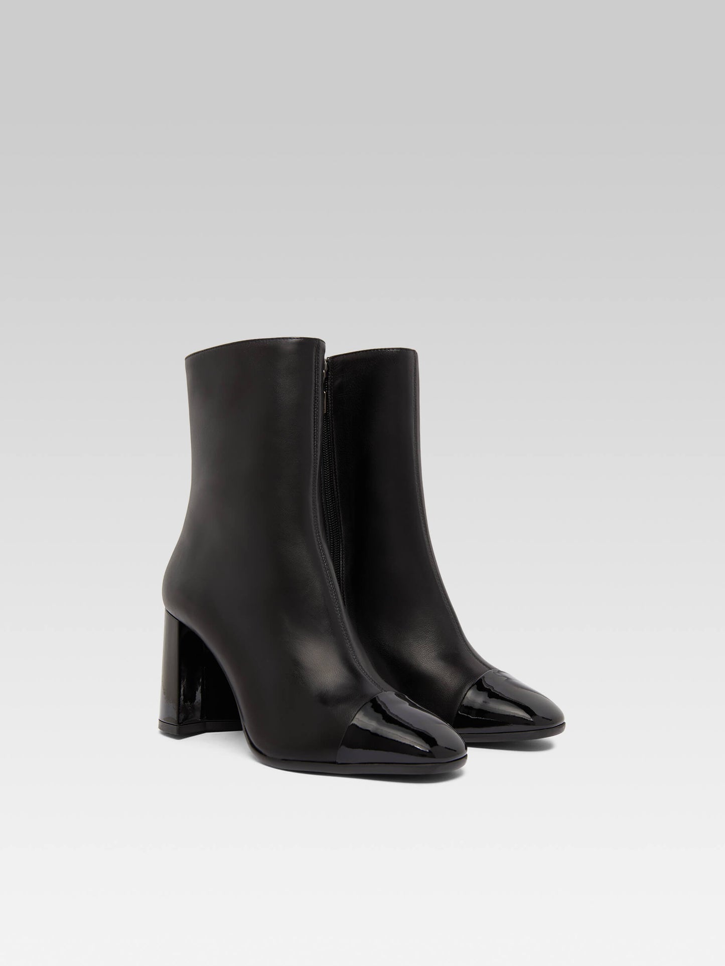 Donna - Black leather and patent ankle boots