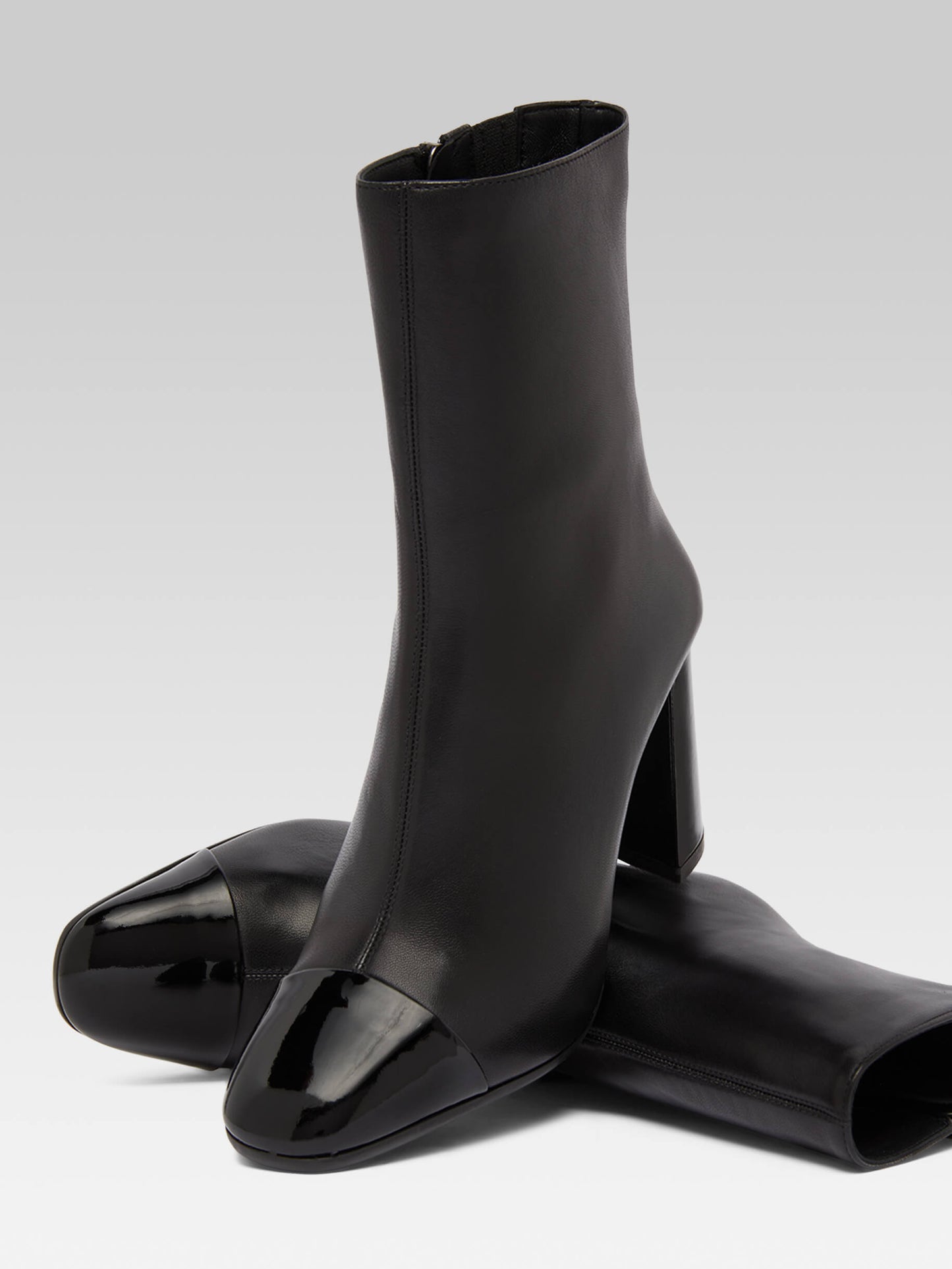 Donna - Black leather and patent ankle boots