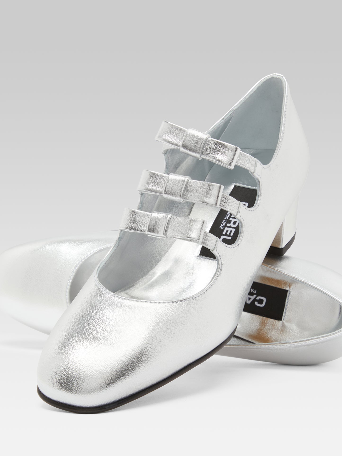 Kinette - Mary janes pumps with bows in silver laminated leather