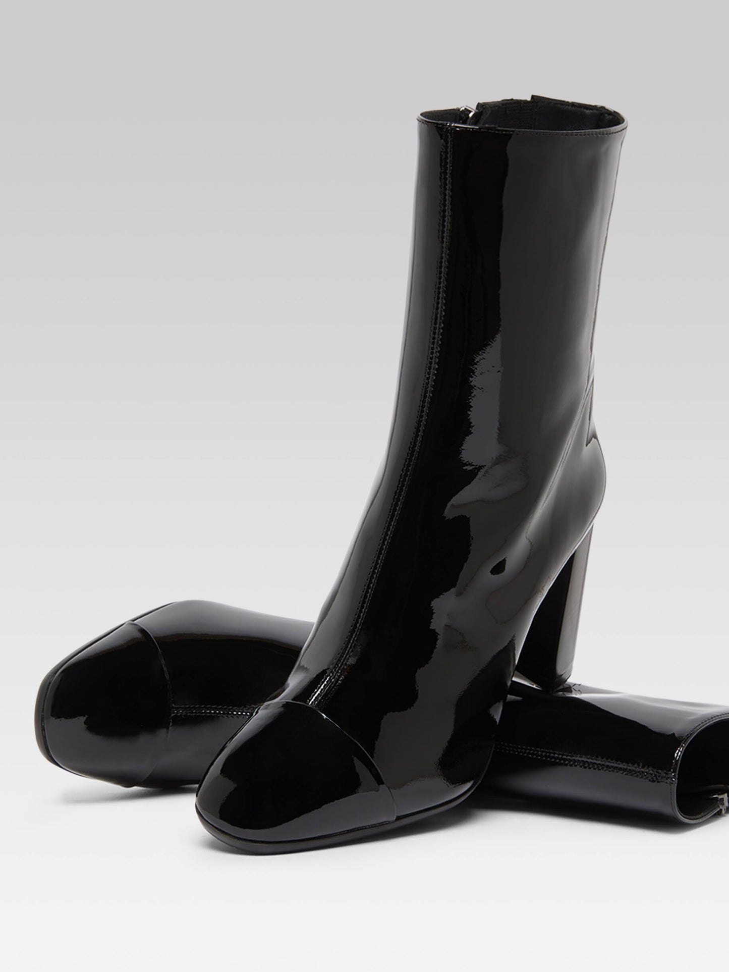 Donna - Black patent leather ankle boots