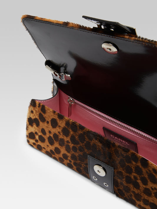 Maddie - Upcycled leopard and black glossy leather shoulder bag with eyelets - Image number 2