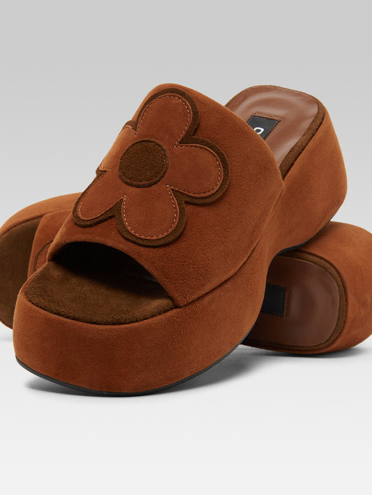 Flower - Cognac upcycled suede leather platform mules - Image number 3