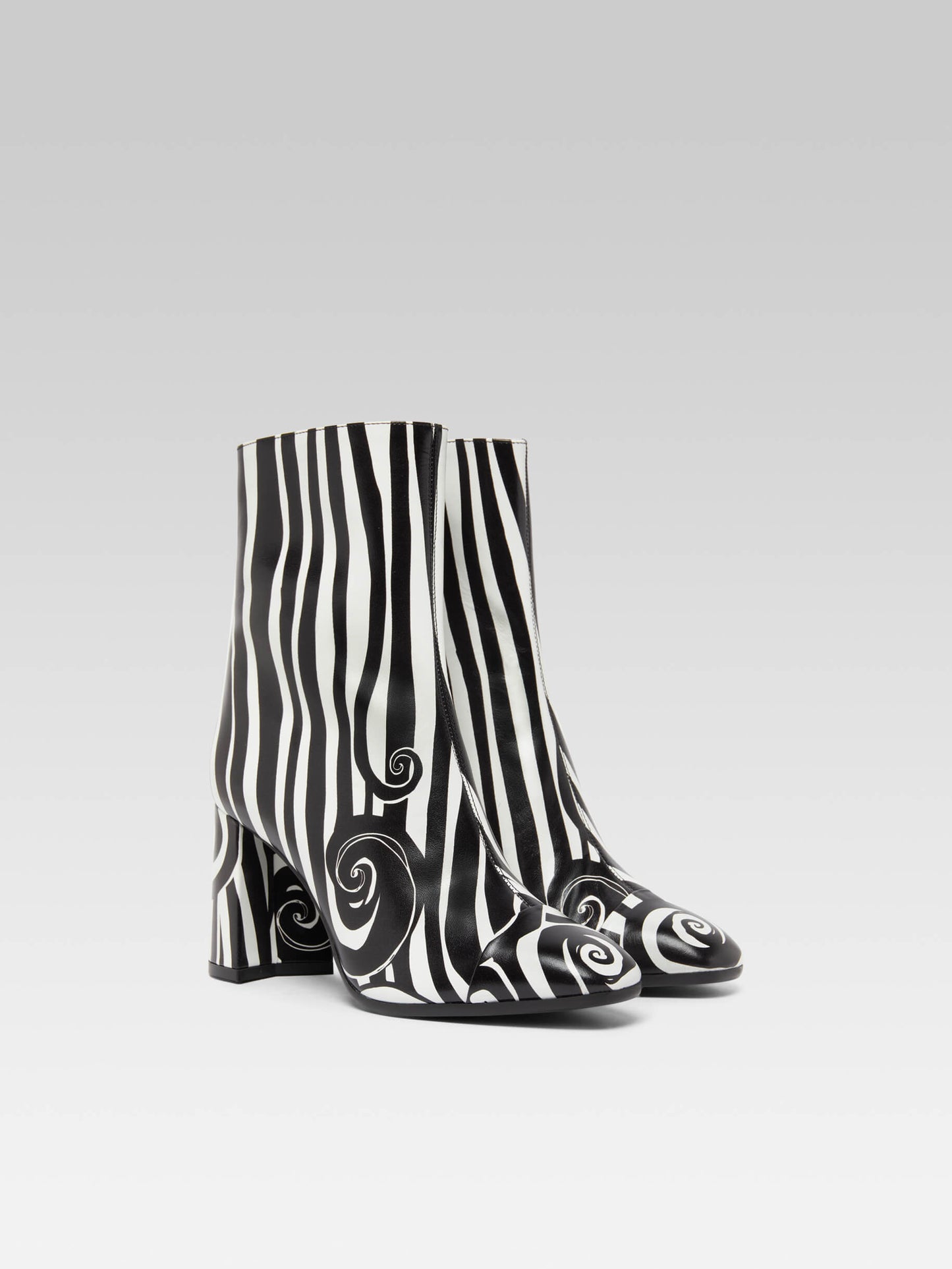 Donna - Black and white printed leather ankle boots