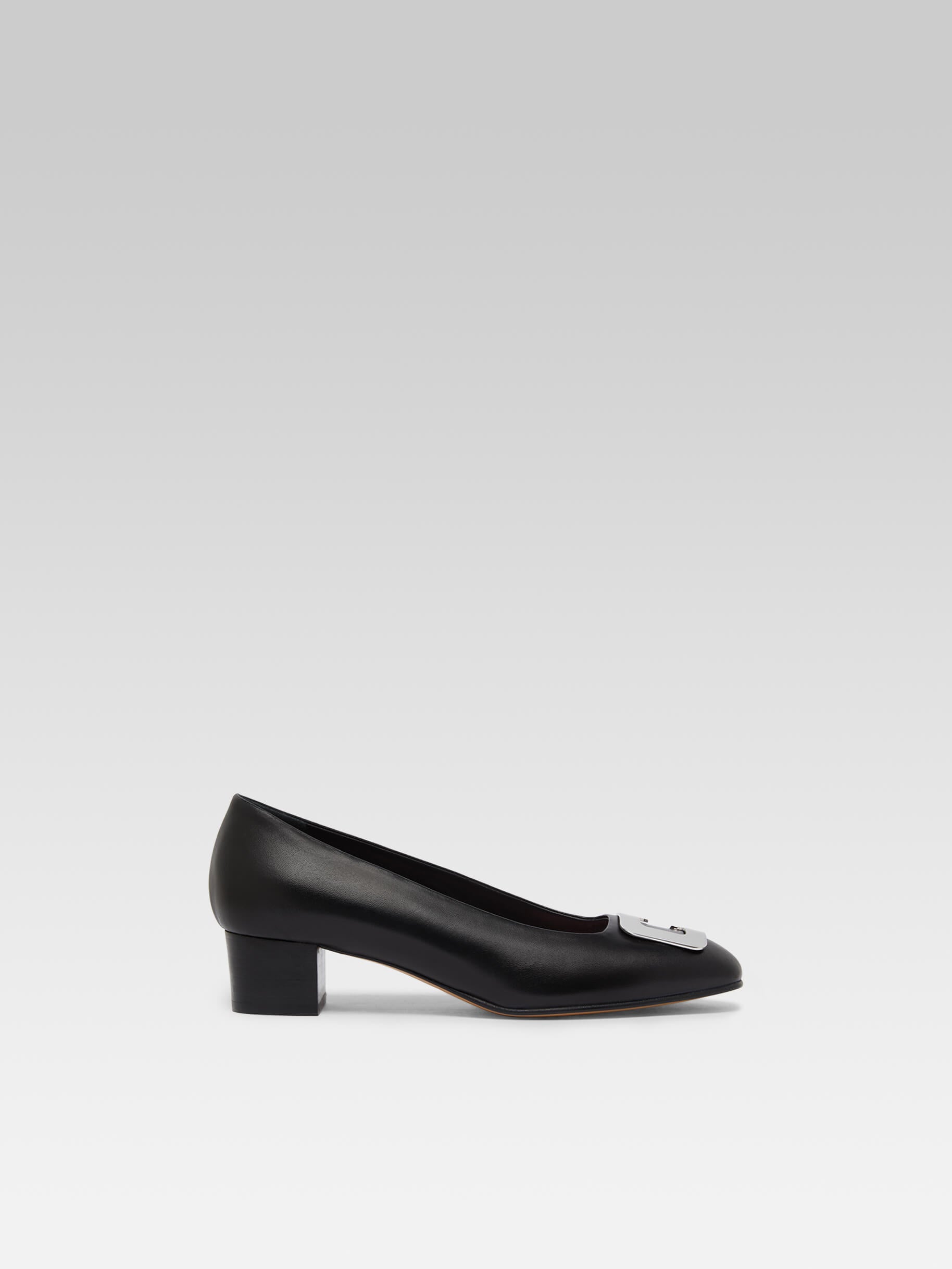 Camelia - Black leather pumps with C logo