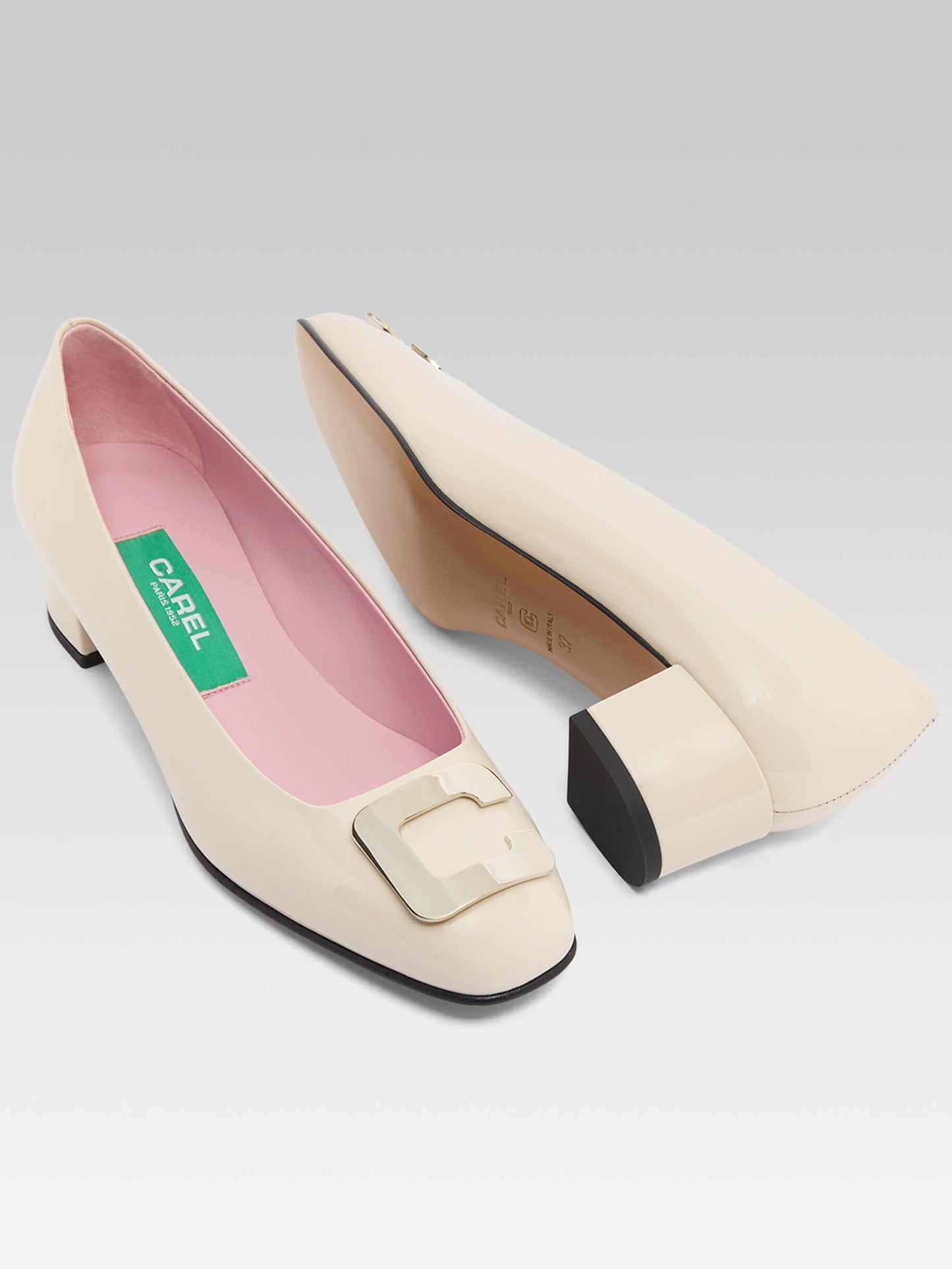 Camelia - Ivory upcycled patent leather pumps with C logo