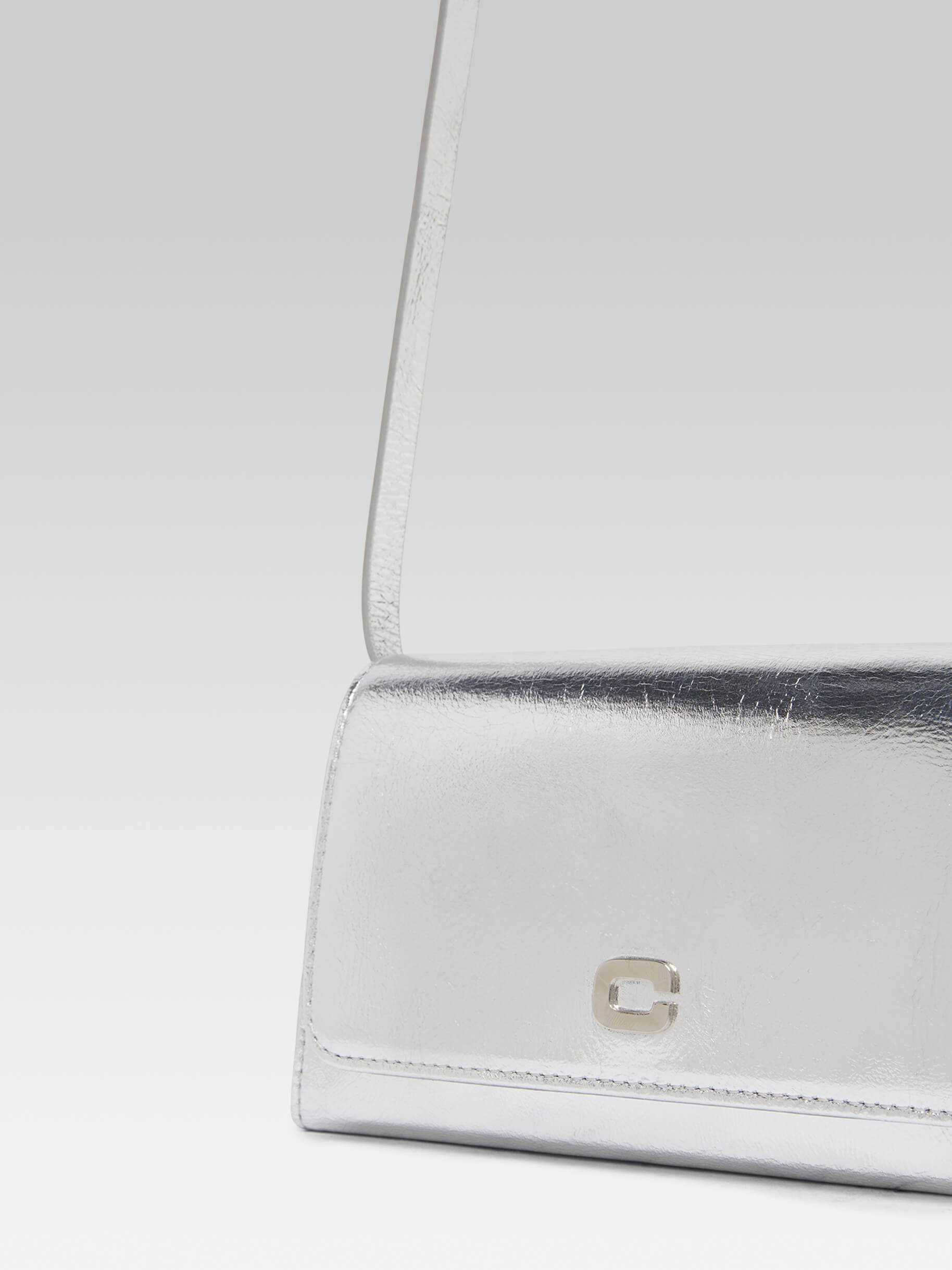 Elysee - Upcycled silver laminated leather shoulder bag - Image number 6