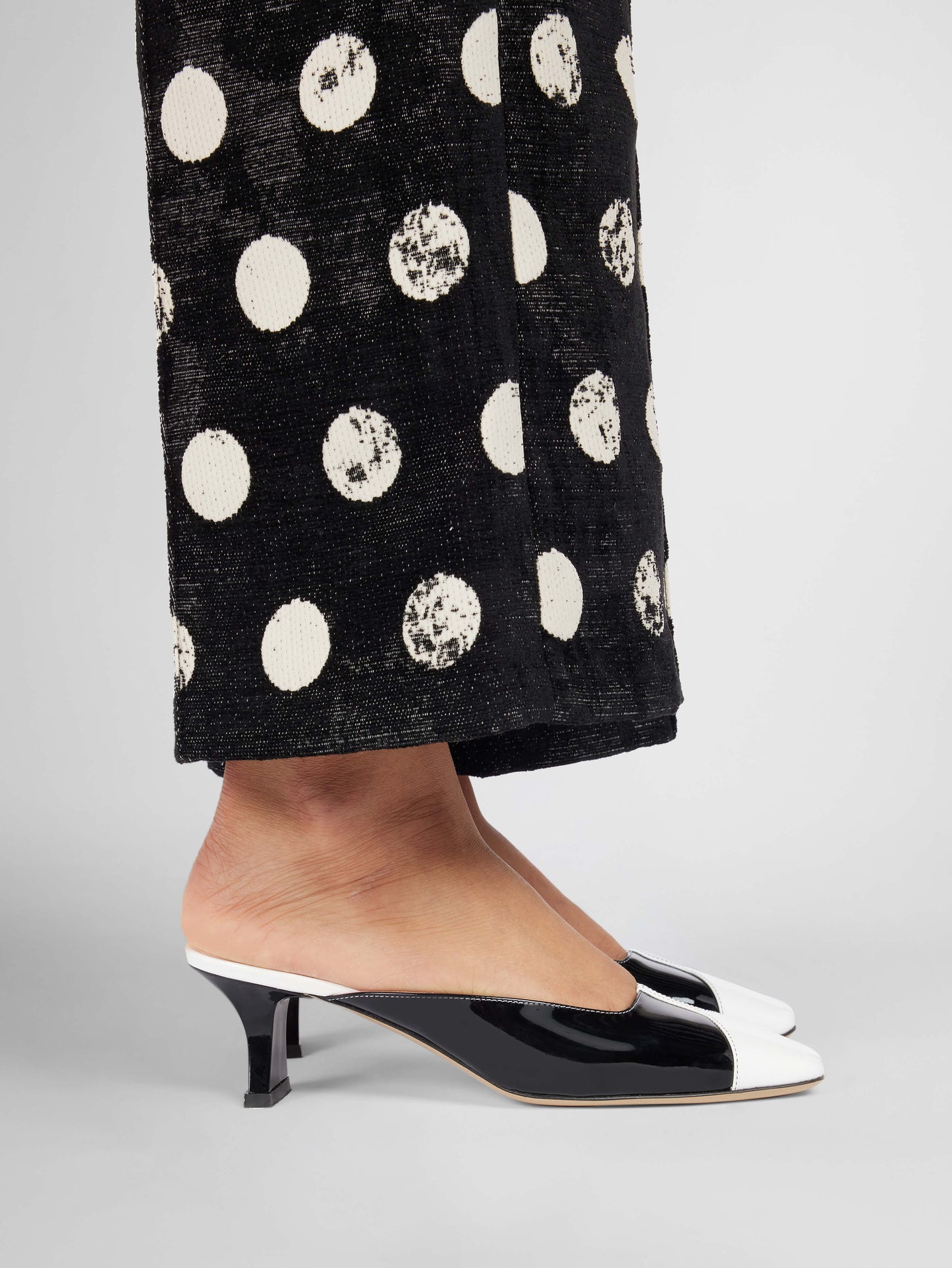 Isa - Mules à talons cuir verni noir et blanc